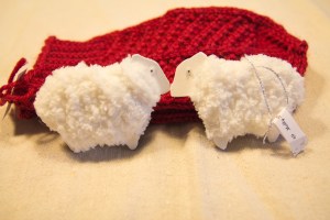 punaiset Joululapaset ja lammas koristeet