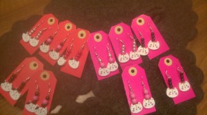 Kissa-korvakorut ja alustalla huovutettuja pannulappuja Mollyn hahtuvalangasta.